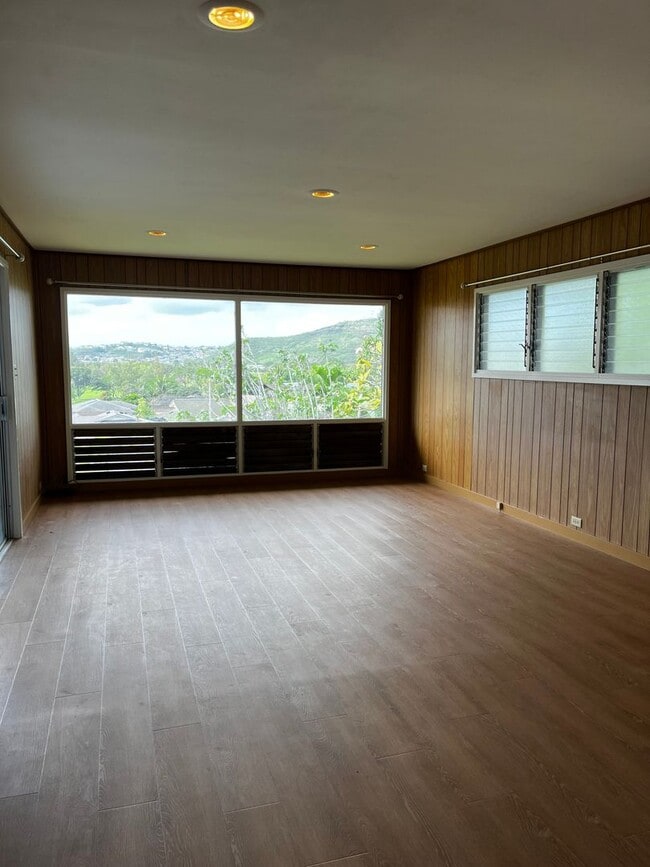Foto del edificio - A RARE FIND! -- Spacious 4 Bed / 2 Bath Si...