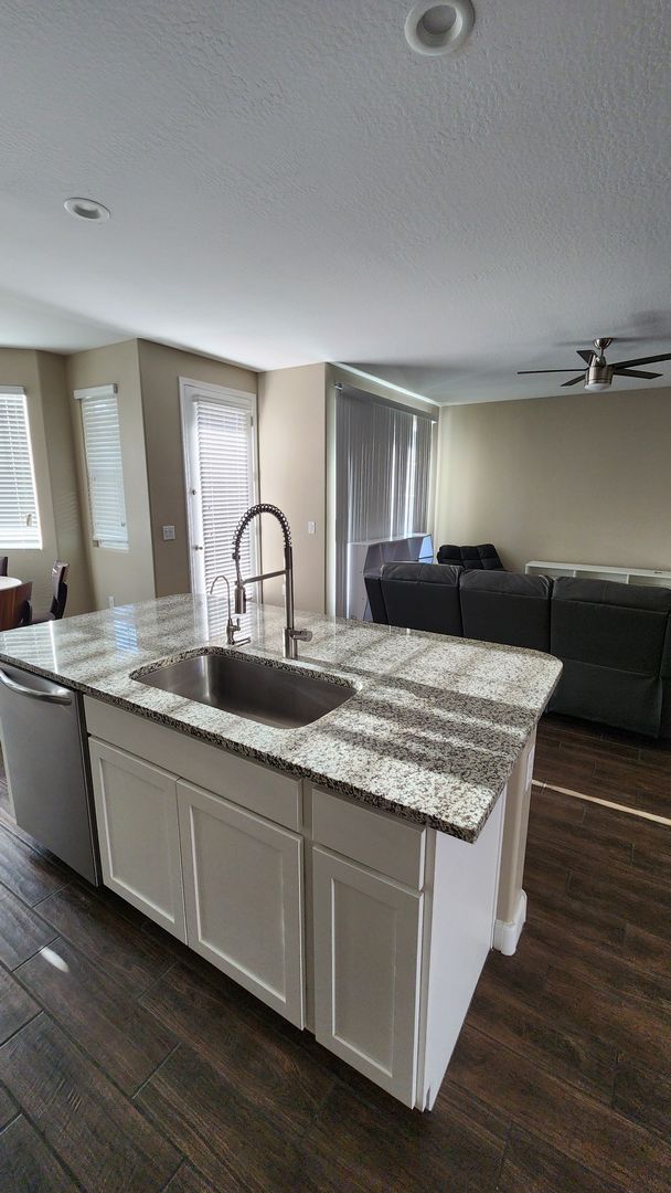 Building Photo - 3 bed, 2.5 bath Tempe townhouse