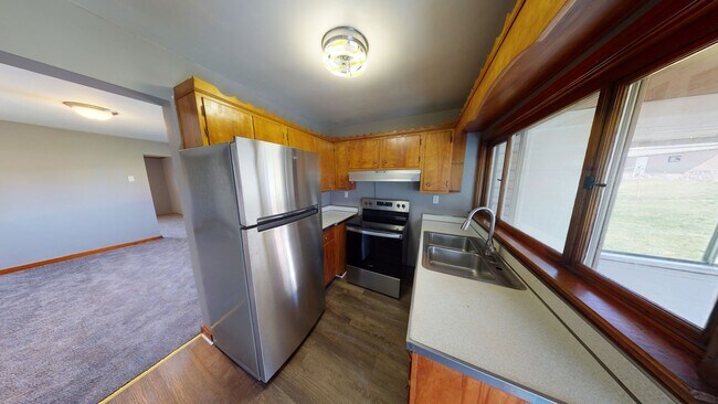 Building Photo - Spacious 2 Bed 1.5 Bath Home with Garage f...