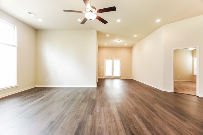 Foto del edificio - 325 Clover Cir