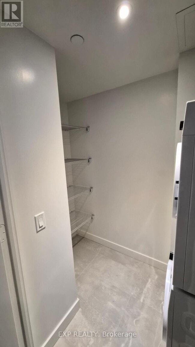 Building Photo - 448 Burnhamthorpe Rd W