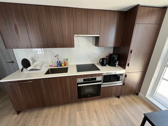 Building Photo - Flex Room - Widmer St & Adelaide St West