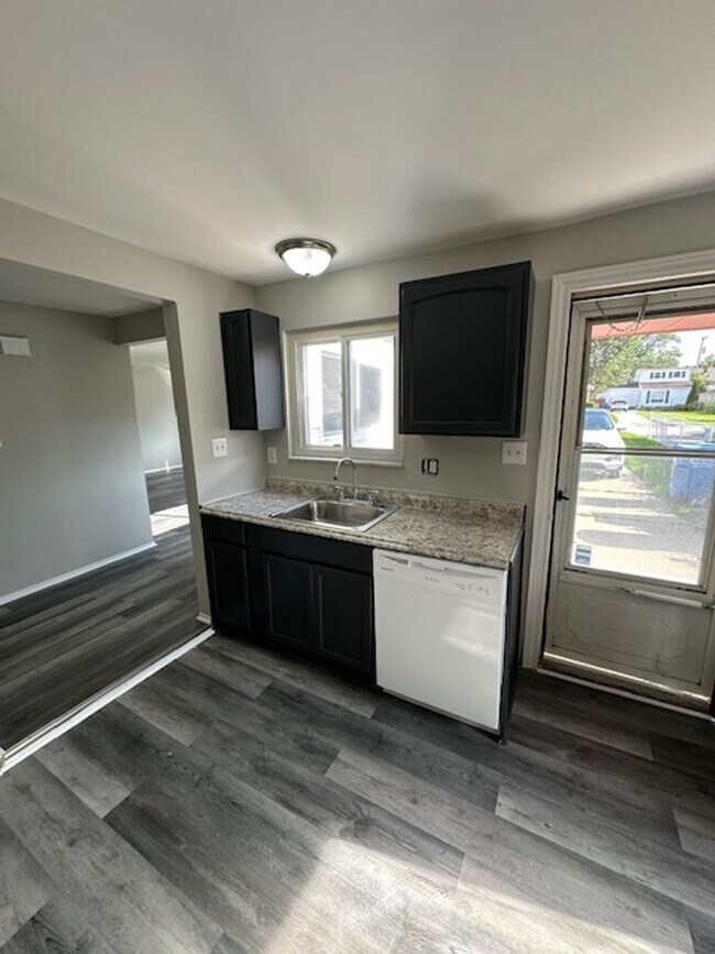 Building Photo - Newly Renovated Ranch