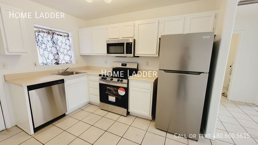 Primary Photo - Recently renovated 2 bedroom 1 bath apartm...