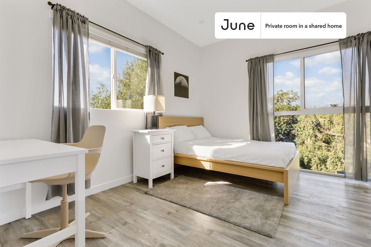 Foto principal - Room in Shared 5 bed/7 bath home