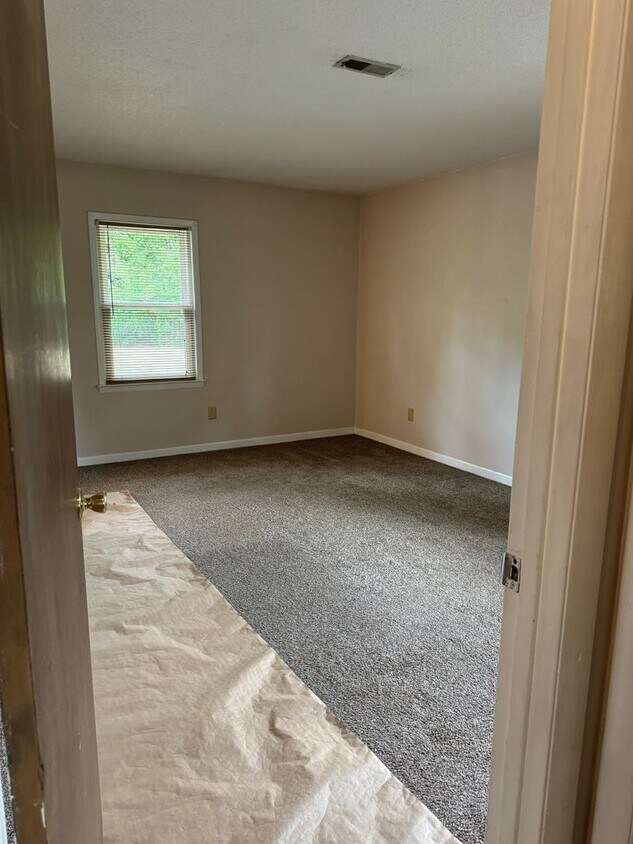 Building Photo - 2 BR Duplex Convenient to Shopping, Medica...