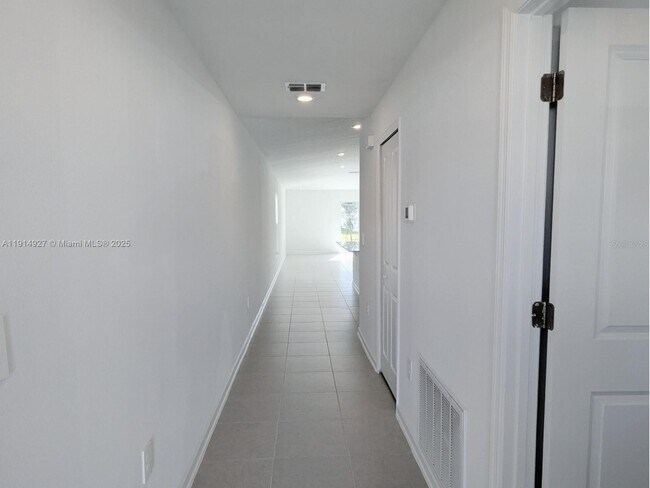 Foto del edificio - 2175 Chris Dr