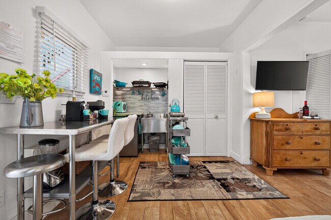 Foto del edificio - 8936 Wonderland Ave