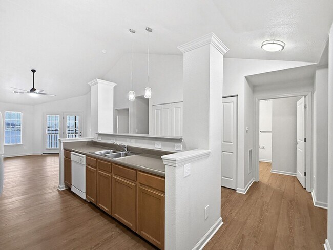 Foto del edificio - Luxurious Lakeside Living: Spacious 2-Bedroom Retreat starting at $1279