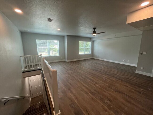 Foto del edificio - Brand New Condo in Central Fort Collins