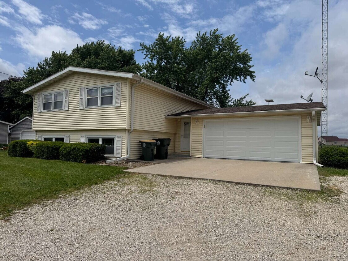 Building Photo - 3 bedrooms, 2 bathrooms, and a 2-car garage.