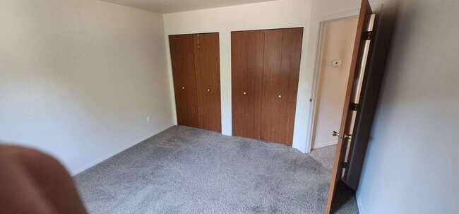 Building Photo - Sathern Duplex