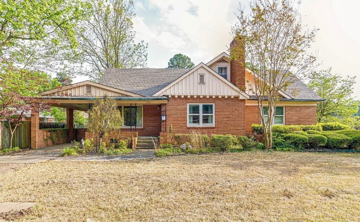 Primary Photo - 1205 W Oak Ave