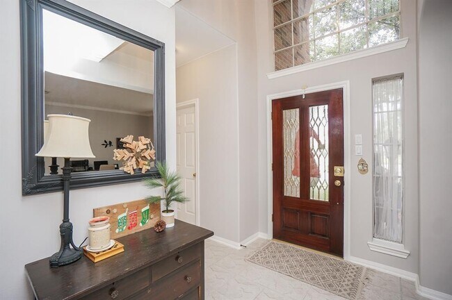 Building Photo - 16531 Village View Trail