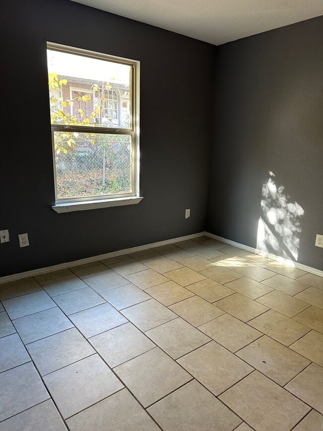 Building Photo - 1619 Cherry St