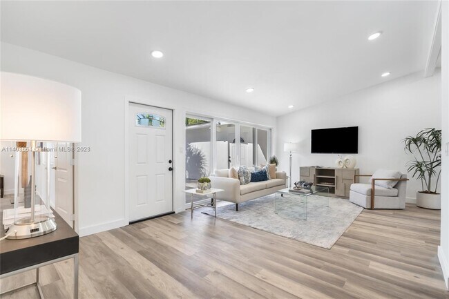 Building Photo - 2512 Gulfstream Ln