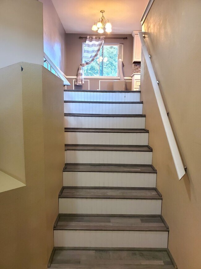 Building Photo - 5 Bed /3 Bath Home in Spanaway