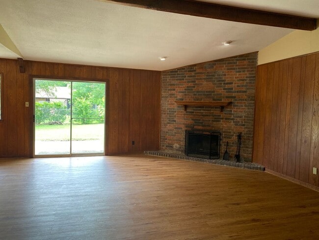Building Photo - 308 E 19th Ave