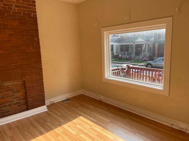 Building Photo - 246 S St Clair St
