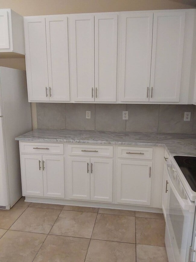Building Photo - Beautiful 4-Bedroom, 2-Bath Home with 2-Ca...
