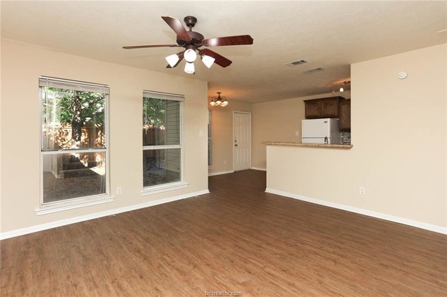 Building Photo - 1211-1211 Oney Hervey Dr