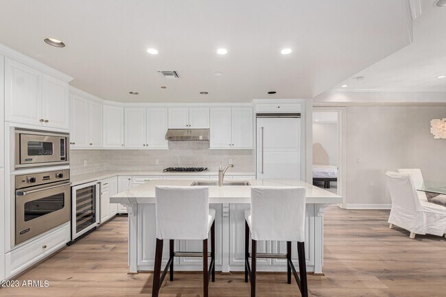 Building Photo - 7175 Camelback Rd