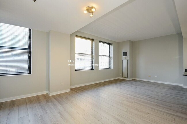 Building Photo - 5 N Wabash Ave