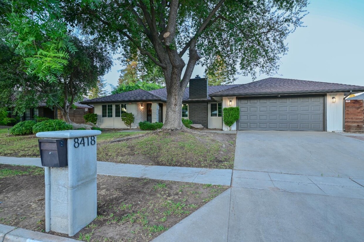 Primary Photo - 8418 N Del Mar Ave