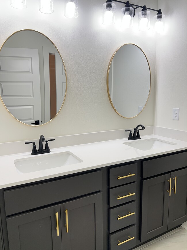 Building Photo - 381 S Benchmark Ln