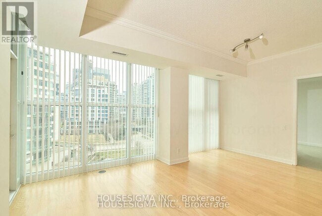 Photo du bâtiment - 2067-2067 Lake Shore Blvd W