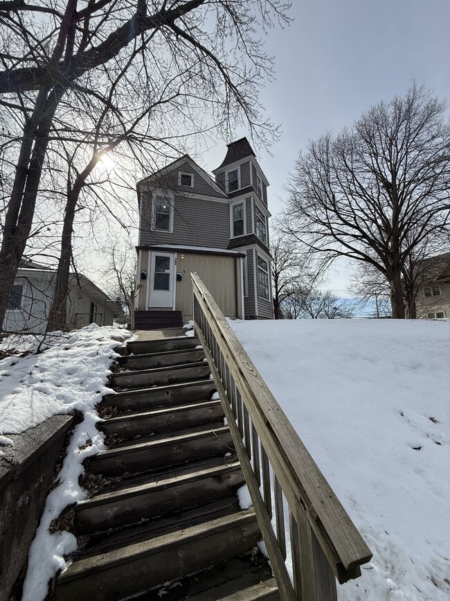 Building Photo - 782 Case Ave E