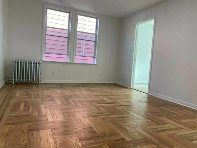 Foto del edificio - 3 bedroom in BRONX NY 10465