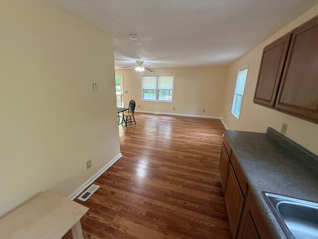 Foto del edificio - Three Bedroom One Bath home available in C...
