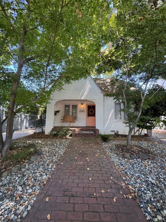 Building Photo - 3bed/1bath Single family home full of charm!