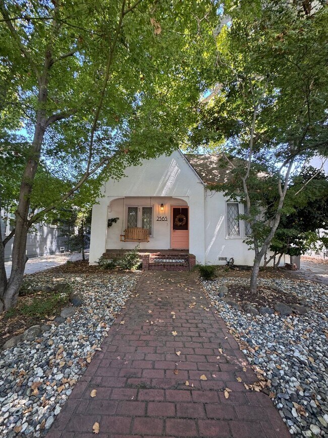 Foto del edificio - 3bed/1bath Single family home full of charm!