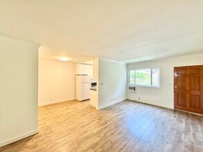 Building Photo - 14041 Moorpark St