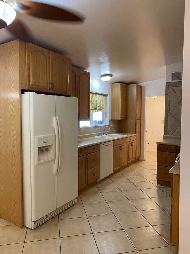 Building Photo - Spacious 2 Bedroom / 2 Bath