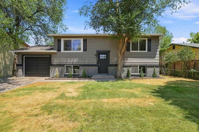 $2,095.95, 4 bed, 2 bath, located in Colorado Springs with a fenced-in backyard. - $2,095.95, 4 bed, 2 bath, located in Colorado Springs with a fenced-in backyard. Apartment
