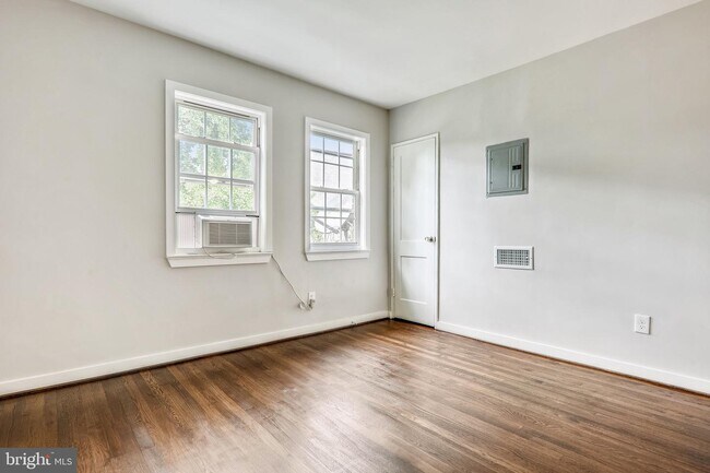 Building Photo - 1733 Holbrook St NE