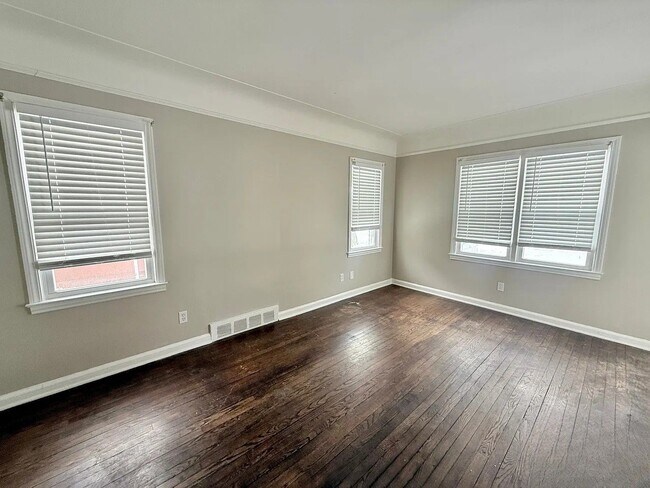 Building Photo - 4 Bedroom Home with Stainless Steel Appliances