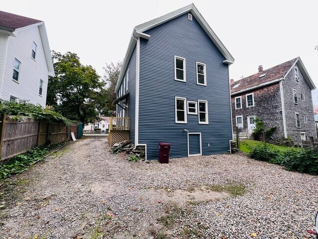 Building Photo - 65 Oak St