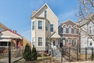 Building Photo - 3024 N Sawyer Ave