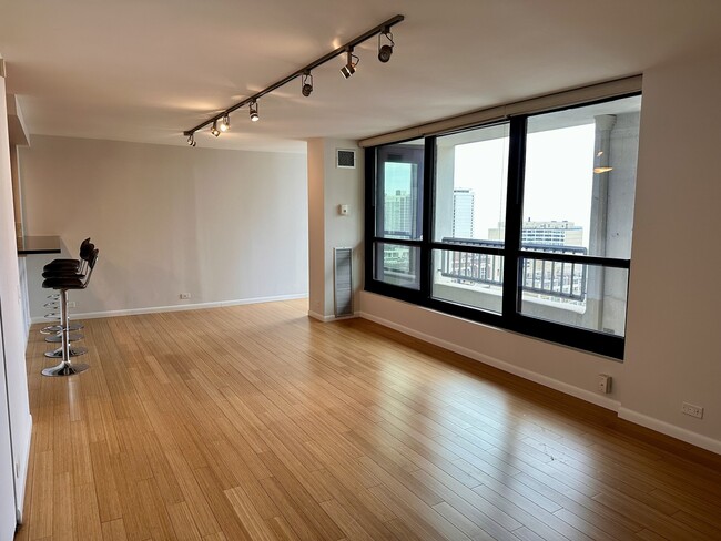 Foto del edificio - 1030 N State St