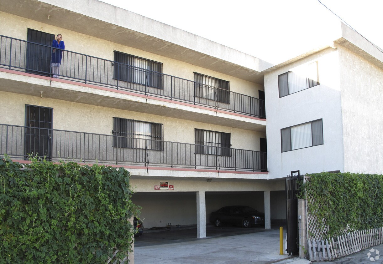 Foto del edificio - 12501 Kornblum Ave
