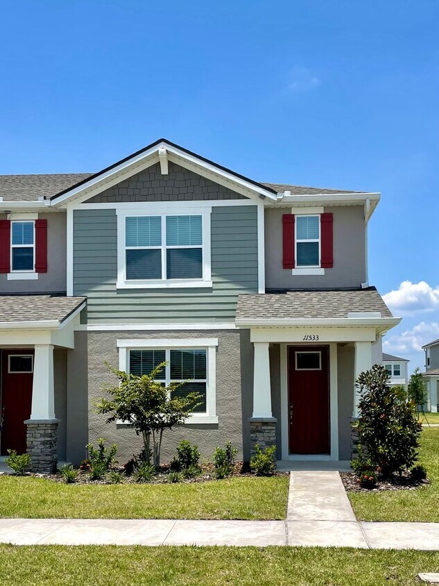 Foto principal - Newer 4 Bedroom, 2.5 Bath Corner Unit Town...