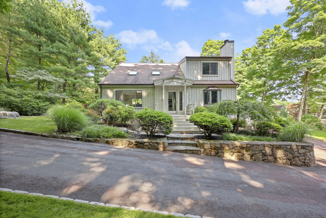 Primary Photo - 60 Apple Tree Ln