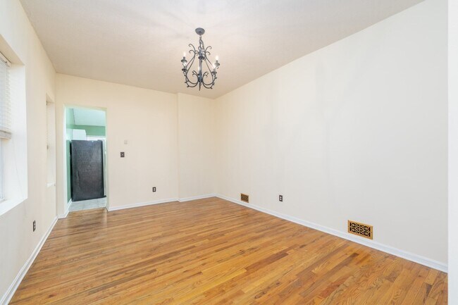 Building Photo - 1202 S. Clinton St./3 Bed, 2.5 Bath Townho...