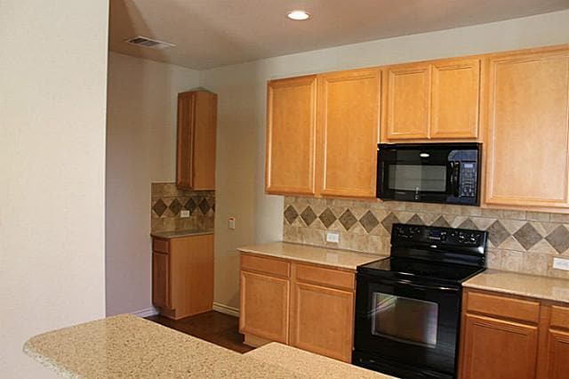 Foto del edificio - 6325 Cedar Falls Dr