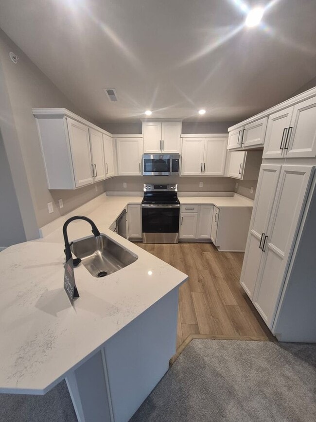 Building Photo - 568 Foxhill Dr