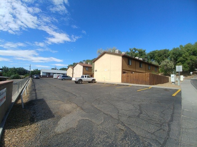 Building Photo - 824 Vine Ave